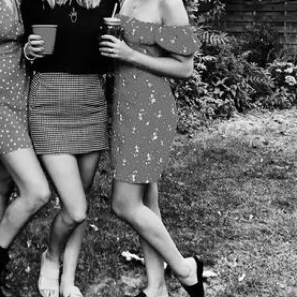 Off-the shoulder dress - Picture 4 of 7